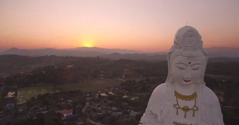 Pullback Reveal Shot of Guan Yin Statue, Wat Huai Pla Kung, Chiang Rai, Thailand Video stock 78693585