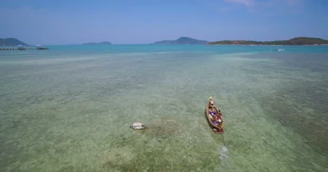 Pullback Reveal Shot of Traditional Thai Longtail Fishing Boats in Phuket 스톡 동영상 64967736