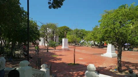 Pullback revealing tourists and monuments at Parque de Los Novios plaza in Vídeos de archivo 337391676