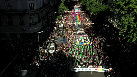 Pullback shoot sobre Marcha LGTB sobre av de mayo Stock Footage 139765306