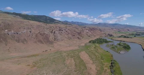 Pullback shot over a mountain valley 4k 24fps Vídeo Stock 77251346