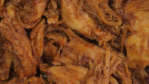 Pulled BBQ chicken close up spinning 01 Vídeos de archivo 110885941