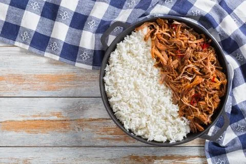 Pulled  pork with long-grain basmati rice in iron stewpot Foto stock