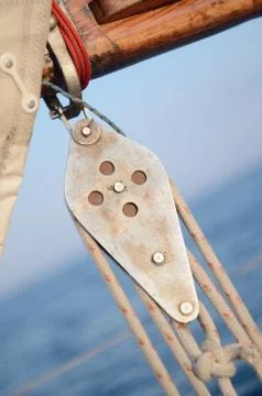 Pulley blocks of mainsheet, running rigging of old yacht Foto stock