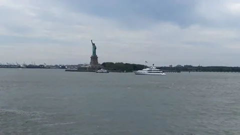 PULLING AWAY FROM THE STATUE OF LIBERTY ON THE STATEN ISLAND FERRY Vídeos de archivo 132188454