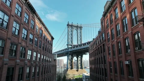 Pulling back from Empire State Building view from Manhattan Bridge Brooklyn NYC 스톡 동영상 186924117