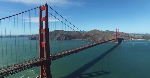 Pulling back on the Golden Gate Bridge Stock-Footage 61801854