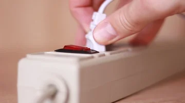 Pulling cable out of socket and turning soket off 스톡 동영상 86055387