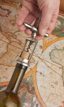 Pulling corkscrew cork from the bottle Foto stock