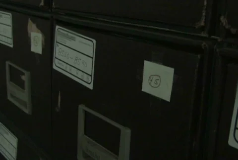 Pulling File From Cabinet 库存影片 285160