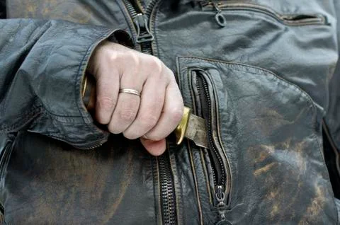 Pulling Knife Out Stockfoto's