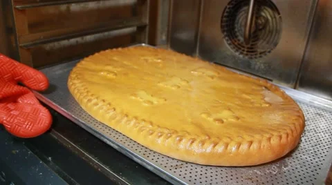 Pulling pie from the oven 스톡 동영상 51310345