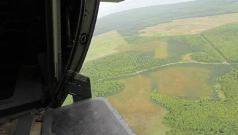 Pulling in straps after parachute drop (HD) c Stockbeeldmateriaal 8551079