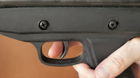 Pulling the trigger in the gun 動画素材 131231488