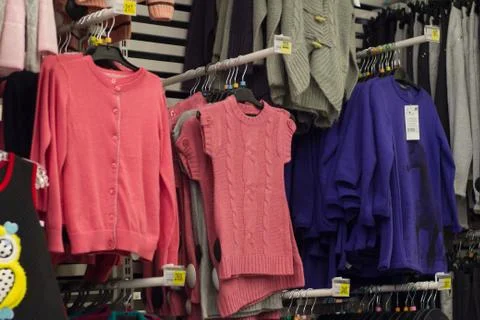 Pullovers on shelf in store Foto stock