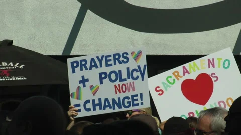 Pulse memorial protest signs and crowd size Stock Footage 153107435