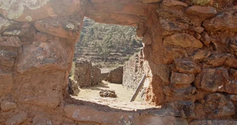 Pumamarka inside inca stone building through window - 4k Vídeos de archivo 219851625