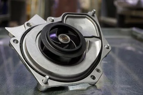 The pump of the engine cooling system of a modern car. Foto stock