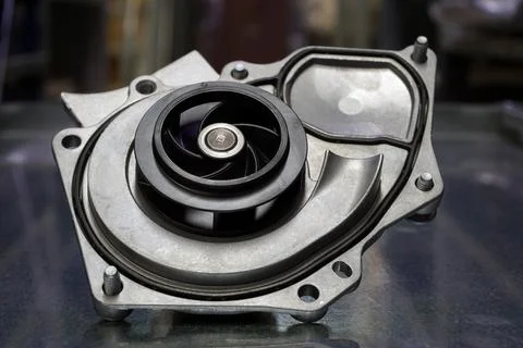 The pump of the engine cooling system of a modern car. Stock-Fotos