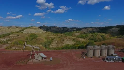 Pump Jack in the Badlands Vídeo Stock 331973765