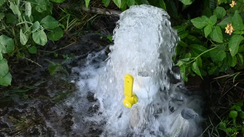 Pump pipe water flow equipment agriculture, pumping water out of plastic pi.. Vídeo Stock 346752004