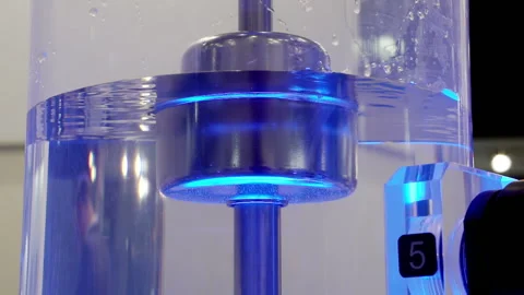 Pump for pumping water inside a transparent flask. 库存影片 163050874