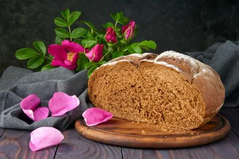 Pumpernickel - bread made with a combination of rye flour and whole rye grain 库存照片