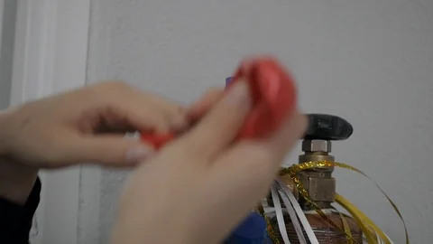 Pumping up balloons with helium Video stock 88192502