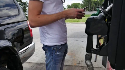 Pumping Gas into a Car SUV Видео 76453269