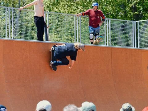 Pumping Just Below the Coping on new Vert Ramp Stockfoto's