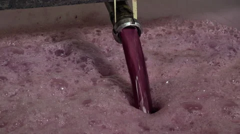 Pumping over up freshly squeezed juice Video stock 55413259