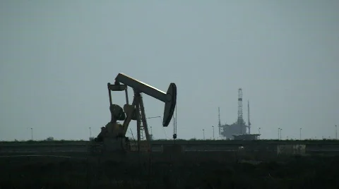Pumpjack With Oil Rig In Background Stockbeeldmateriaal 564135