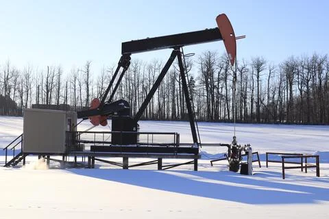 Pumpjack in a winter scene. Foto stock