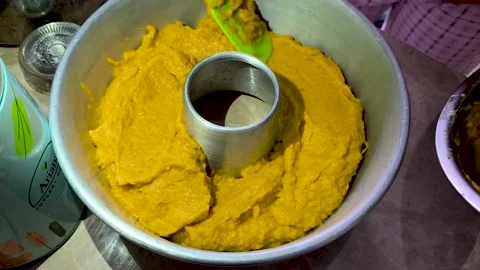 Pumpkin cake batter in a baking pan. 库存影片 329494702