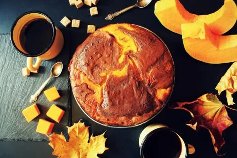 Pumpkin chocolate cake on dark background, top view Foto stock