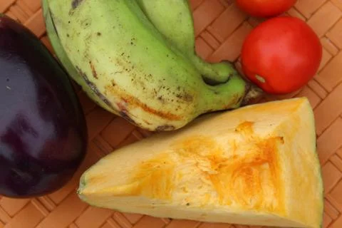 Pumpkin chopped piece display with multiple vegetables for health and diet backg 库存照片