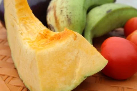 Pumpkin chopped piece display with multiple vegetables for health and diet backg 库存照片