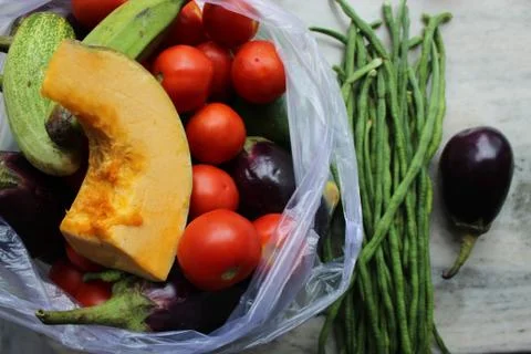 Pumpkin chopped piece display with multiple vegetables for health and diet backg 库存照片