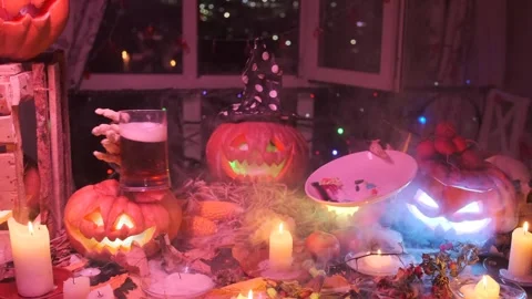 Pumpkin halloween jack o lantern invites to drink beer or eat ecstasy candies 库存影片 284757403