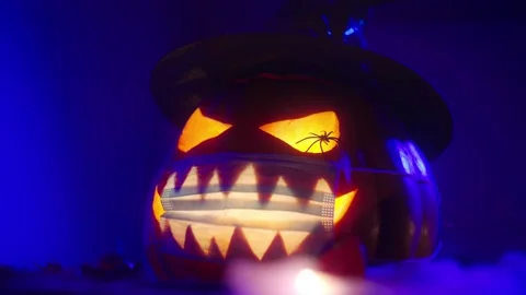 Pumpkin jack o lantern in a medical mask Vídeos de archivo 218439225