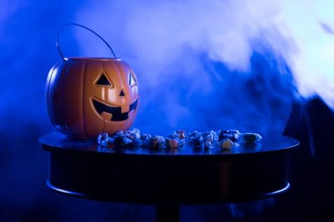Pumpkin Jack O Lantern Trick or Treating Bucket with Candy Foto stock