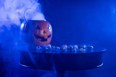 Pumpkin Jack O Lantern Trick or Treating Bucket with Candy Foto stock