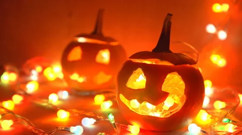 Pumpkin with lights closeup on a wooden table in the dark. Vídeos de archivo 68893927