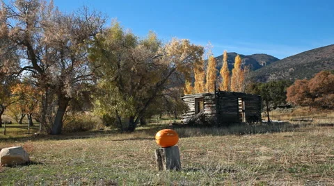 Pumpkin near log cabin explodes slow P HD 8083 Vídeos de archivo 914356