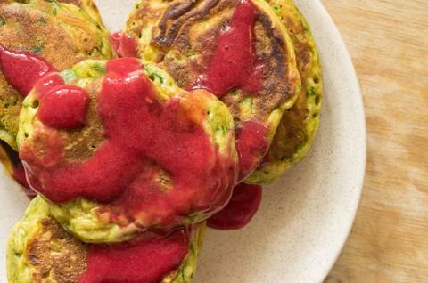 Pumpkin pancakes flavored with fresh raspberry and honey mix Foto stock