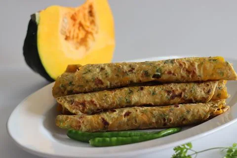 Pumpkin paratha, Indian flat bread made of whole wheat flour, grated pumpkin, Fotos de archivo