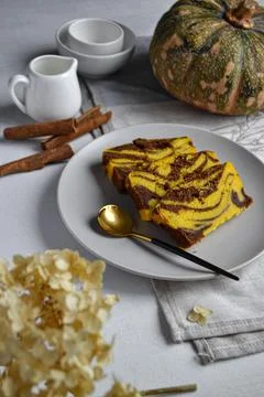 Pumpkin pie on a beige plate Fotos Stock