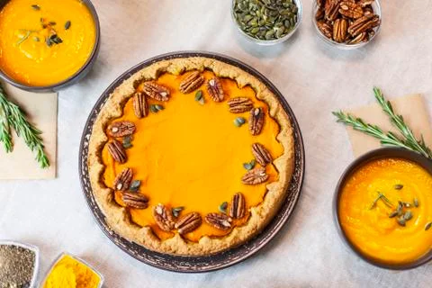 Pumpkin pie decorated with pecans on a served table for an autumn party food Stock-Fotos