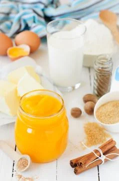 Pumpkin Puree Surrounded with Pumpkin Pie Ingredients Foto stock