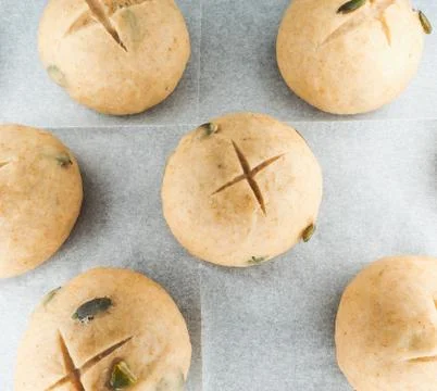 Pumpkin seed buns proofing on baking paper Foto stock